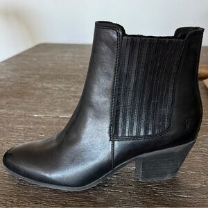 FRYE AND CO. Black Leather Ankle Booties